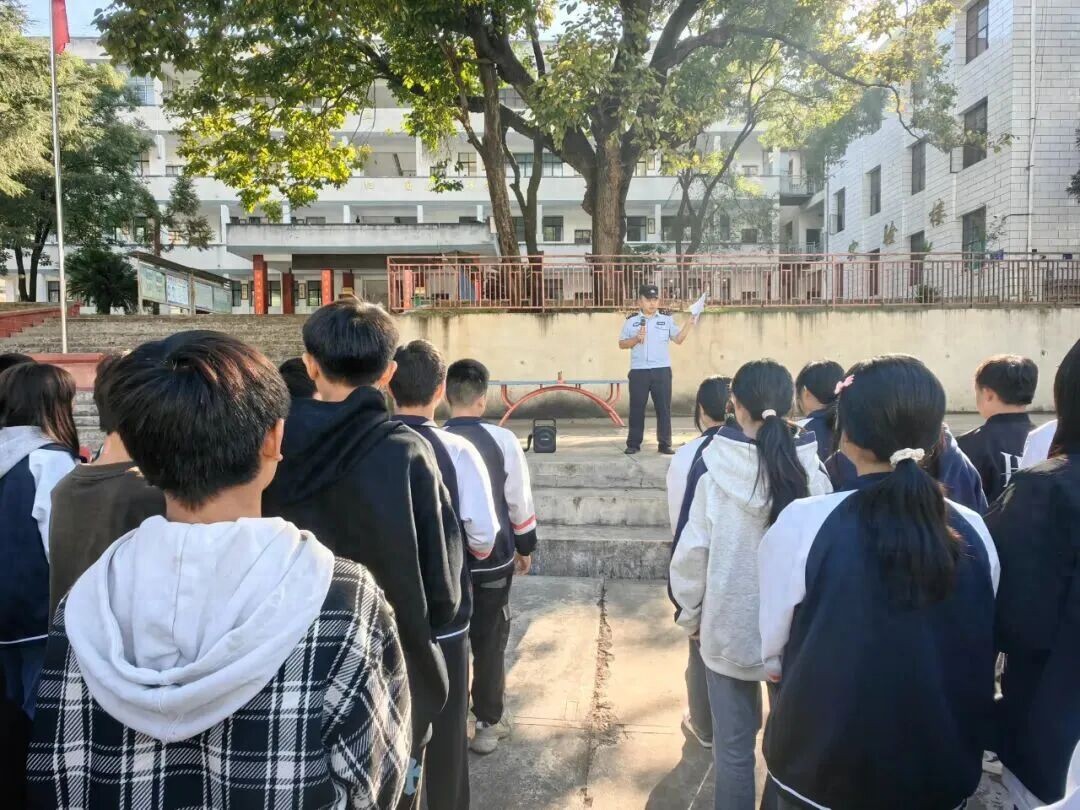 法治护航青春路 普法课堂进校园